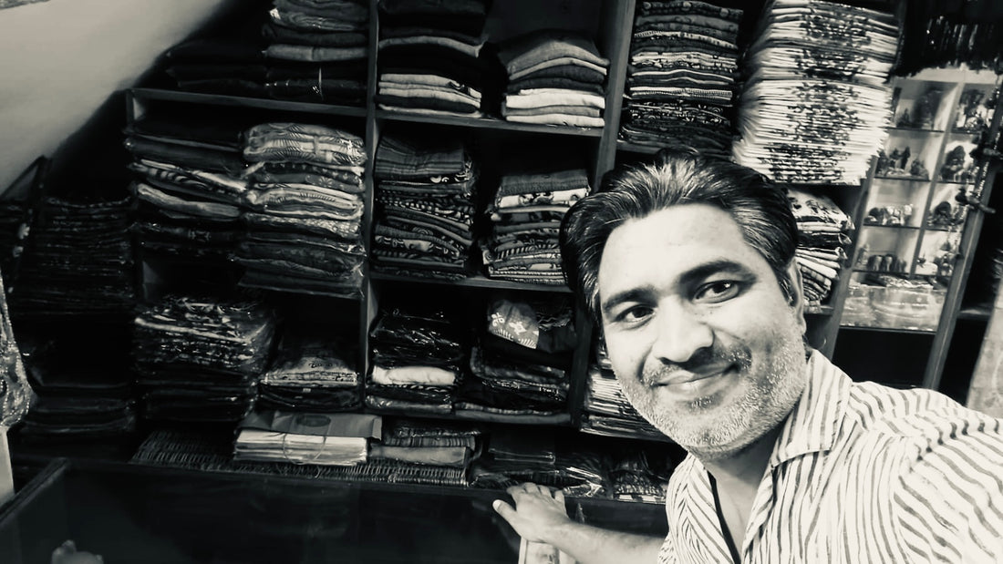 Raju dans sa boutique à Pondichéry